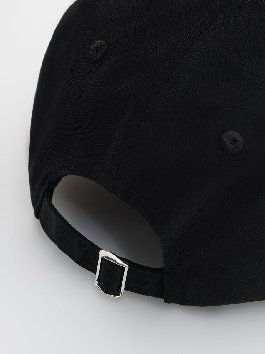 Berretto completamente nero